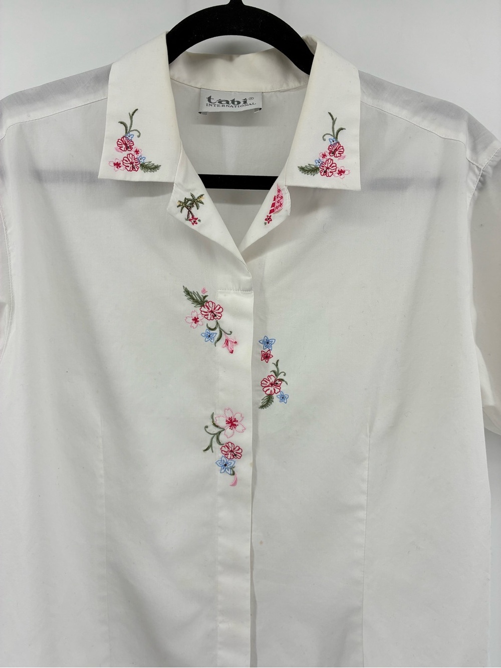 Vintage Embroidered White Short-Sleeve Button-Up Top